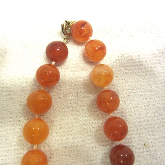 UNIQUE VTG AMBER GRADUATED BEADED NECKLACE, SWIRLED COLOR BEADS - Picture 3 of 4